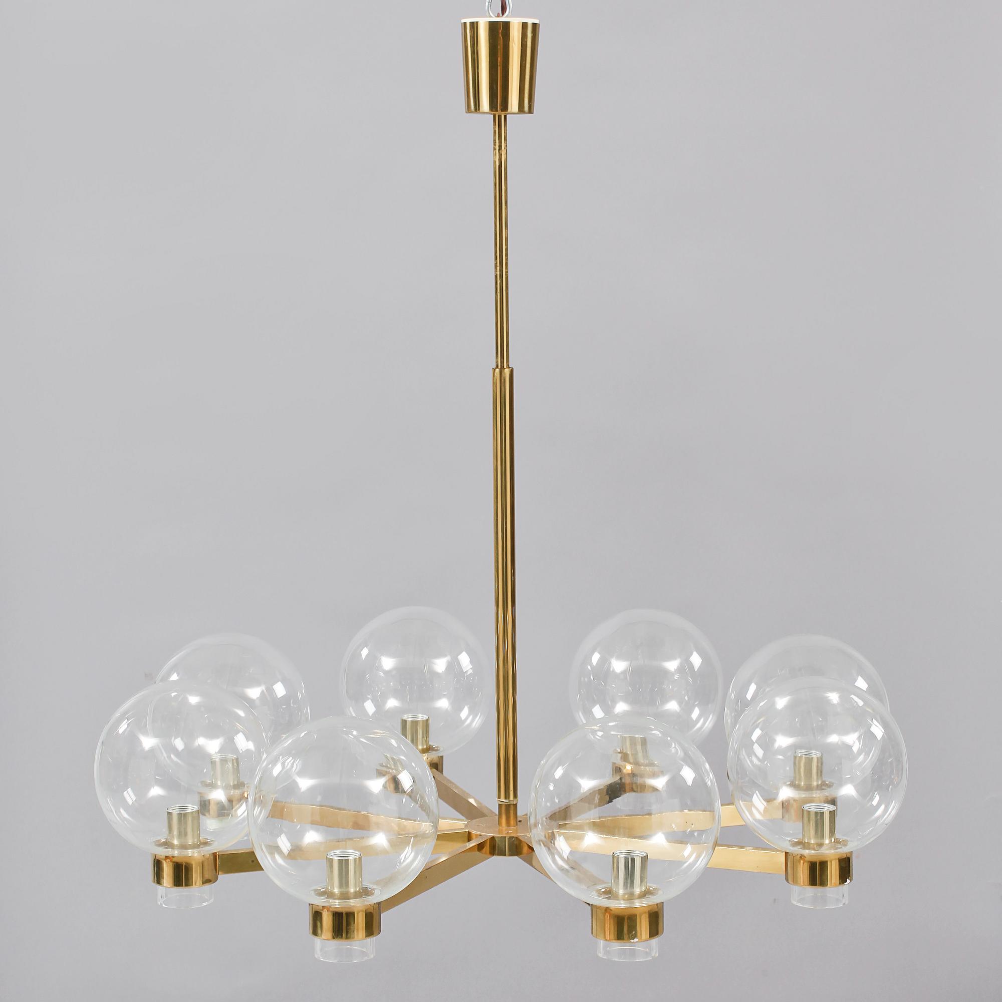 TAKLAMPA, 1900-talets andra hälft. Höjd 78 cm.