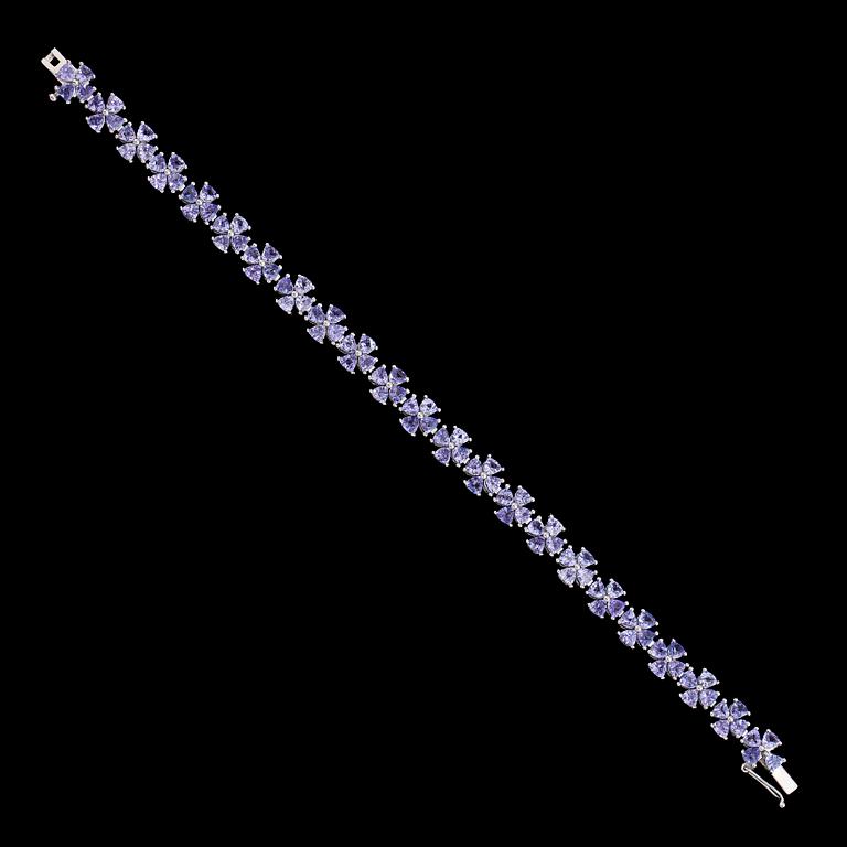 ARMBAND, sterlingsilver, tanzaniter. Vikt ca 14,4 g.