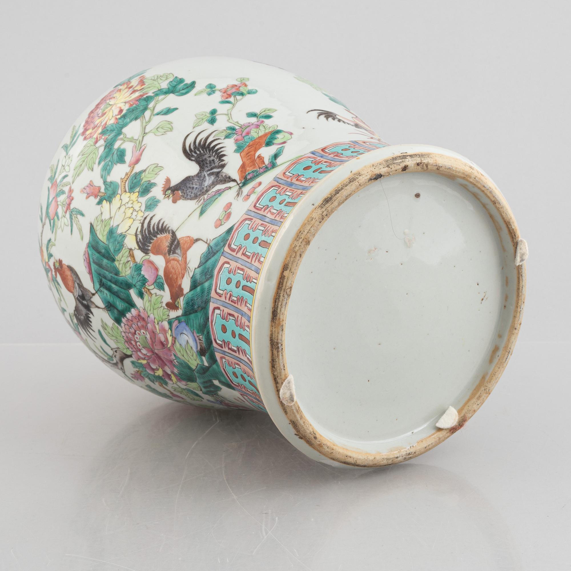 A famille rose 'rooster' jar with cover, Qing dynasty, circa 1900.