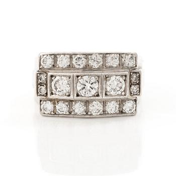 Ring 18K white gold and three rows of brilliant-cut diamonds, 1950s.