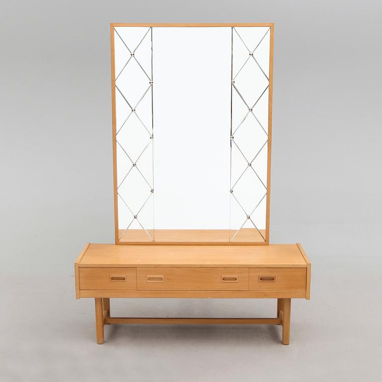 HALLSPEGEL MED TRYMÅ, AB Glas & Trä, 1900-talets andra hälft.