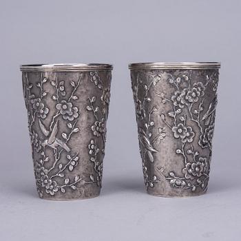 BÄGARE, 2 st, silver, Kina tidigt 1900-tal. Totalvikt 293 g.