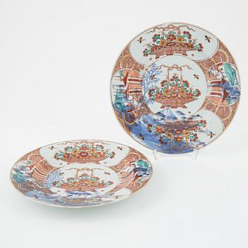 A set of four Chinese Export dinner plates (2+2), Qing dynasty, Qianlong (1736-95).