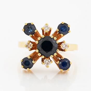Ring med safirer och briljantslipade diamanter.