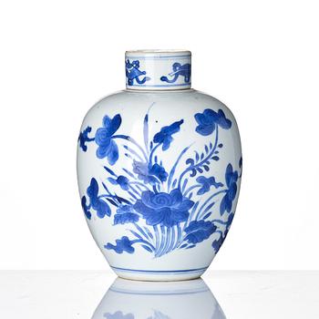 Tedosa med lock, porslin. Qingdynastin, Kangxi (1662-1722).