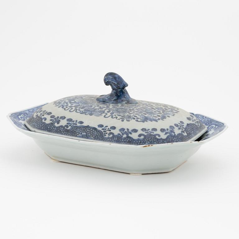 A blue and white tureen stand and two covers, Qing dynasty, Qianlong (1736-95).