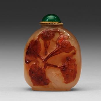 50. A Chinese carved agathe snuff bottle with stopper, presumably circa 1900.