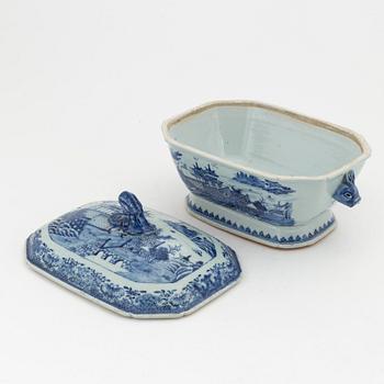 A Chinese porcelain tureen with cover, Qing dynasty, Qianlong (1736-1795).