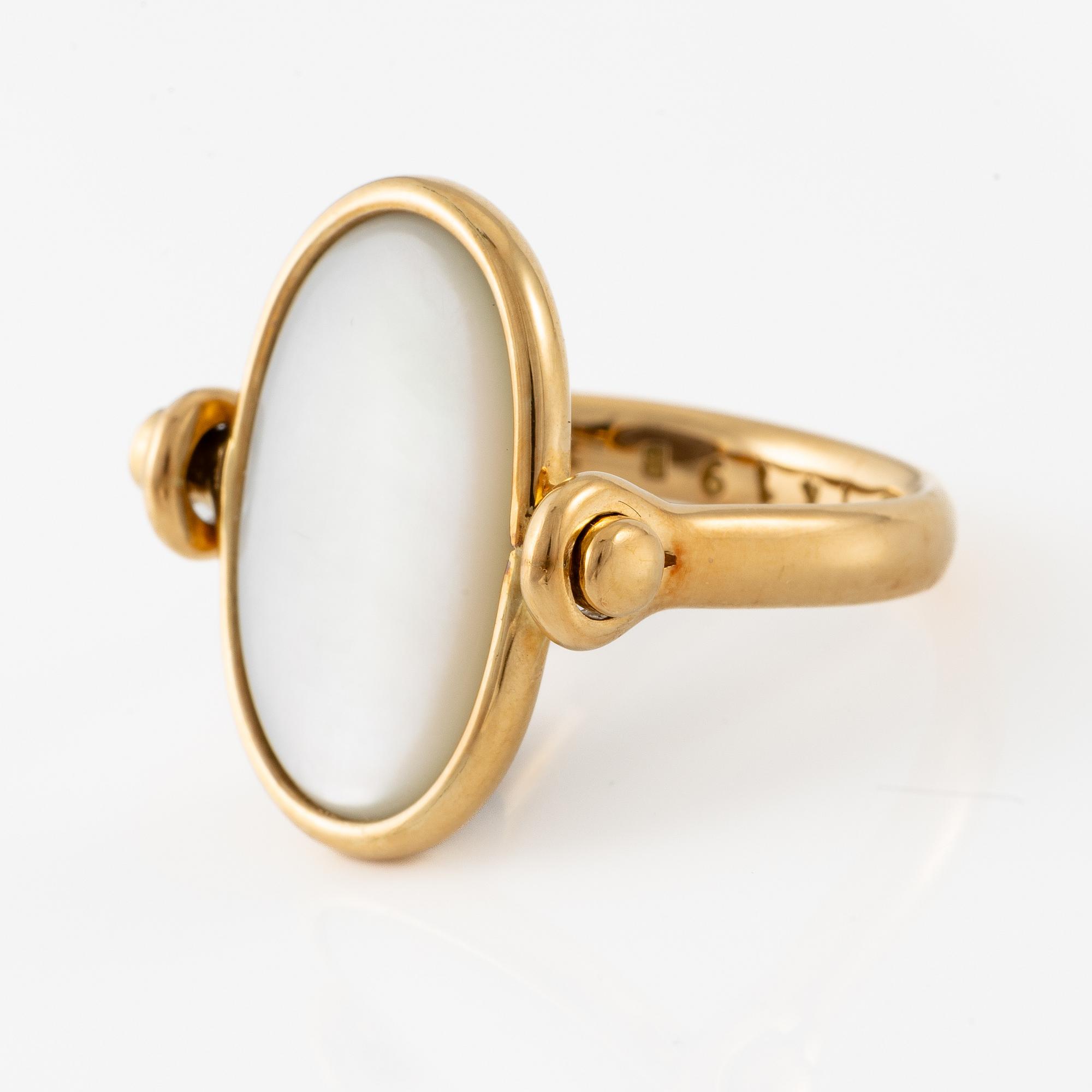 Vivianna Torun Bülow-Hübe, ring, 18K guld med labradorit och pärlemor, för Georg Jensen.