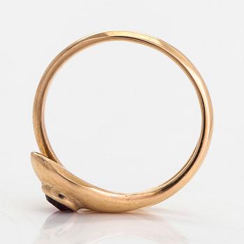 Leevi Nygren, ring, 18K guld och granat. Kalevala Koru, Helsingfors 1953.