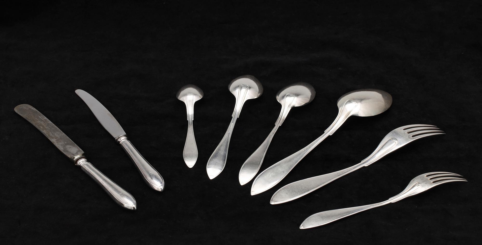 BESTICKSERVIS i SCHATULL, 89 delar, silver, "Svensk spetsig", olika tillverkare, bla Tork i Stockholm. Tot ca 3400 gram.