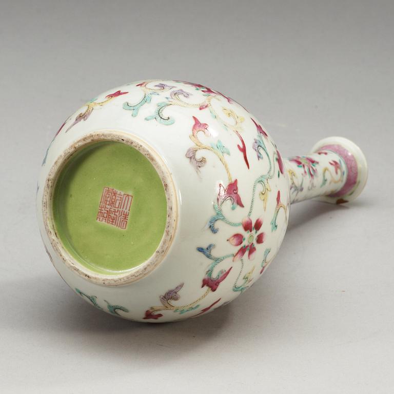 A famille rose bottle with Qianlong seal mark, late Qing dynasty.