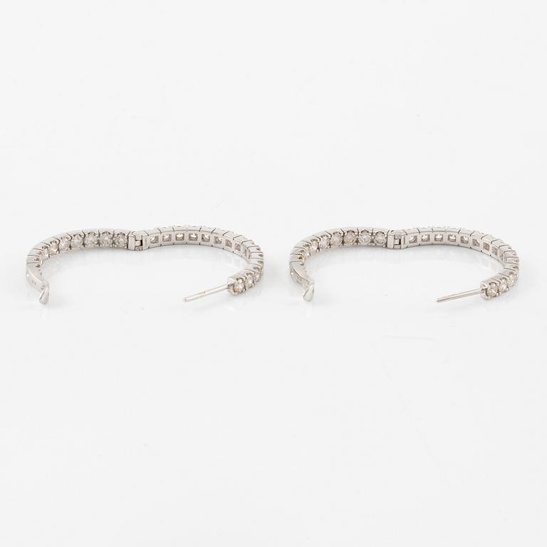 Örhängen, ett par, kreoler 18K vitguld med briljantslipade diamanter.