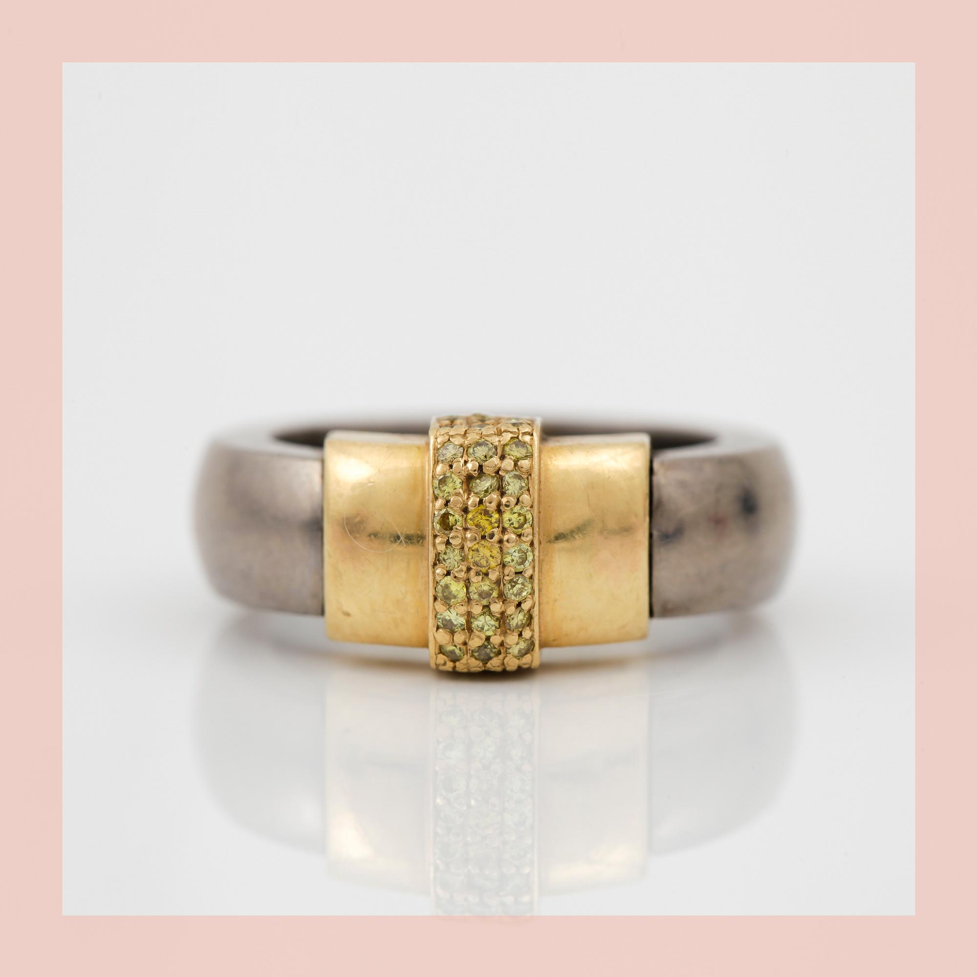RING, Gaudy, med gula briljantslipade diamanter totalt cirka 0.20 ct.