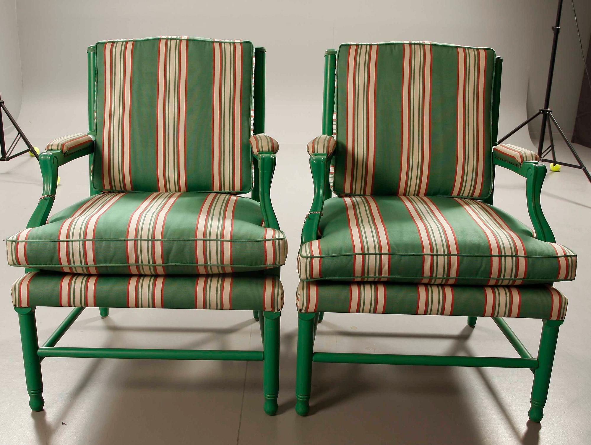 KARMSTOLAR, ett par. sk Gripsholmsfåtöljer. 1900-tal. Norell.