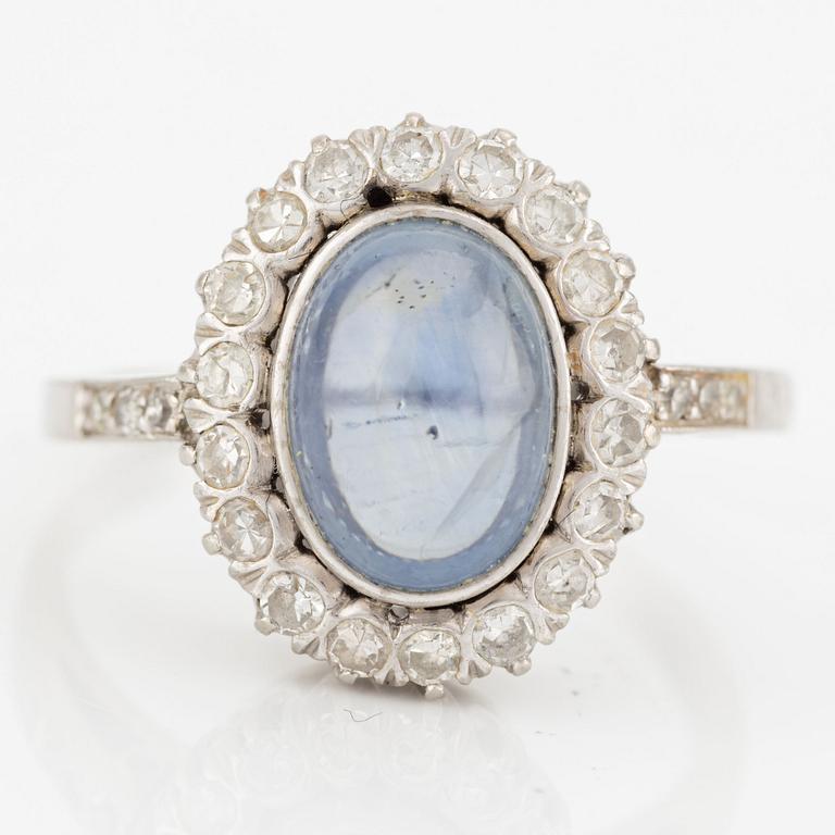 Ring, 18K vitguld med cabochonslipad safir och åttkantslipade diamanter.
