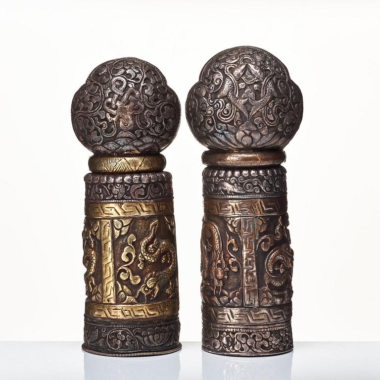 Tempel stämplar, vitmetall och brons, två stycken, Nepal/Tibet, troligen sent 1800-tal.