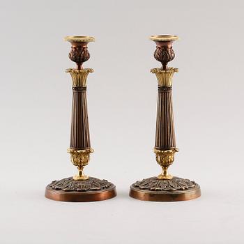 LJUSSTAKAR, 1 par, empire, förgylld och patinerad brons, 1800-talets första hälft.
