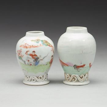 TEDOSOR, två stycken, kompaniporslin.  Qingdynastin, Qianlong (1736-95).