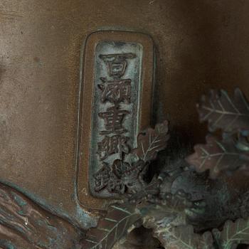 VASER, ett par, brons. Japan, Meiji (1886-1912).