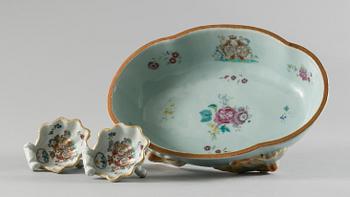UPPLÄGGNINGSSKÅL samt SALTKAR, ett par, kompaniporslin. Qingdynastin, Qianlong (1736-95).