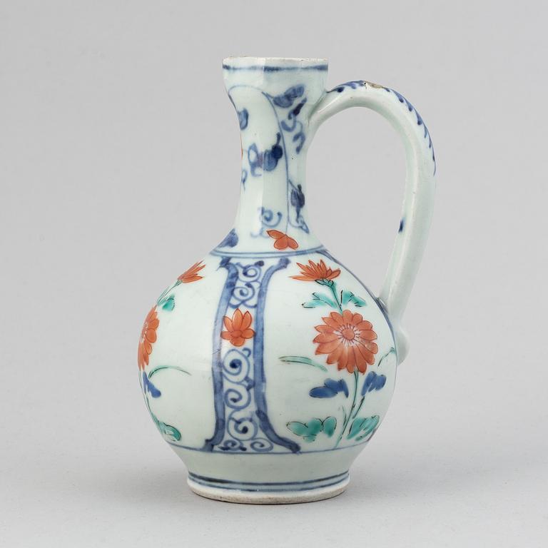 A Japanese kakiemon ewer, 18th Century.