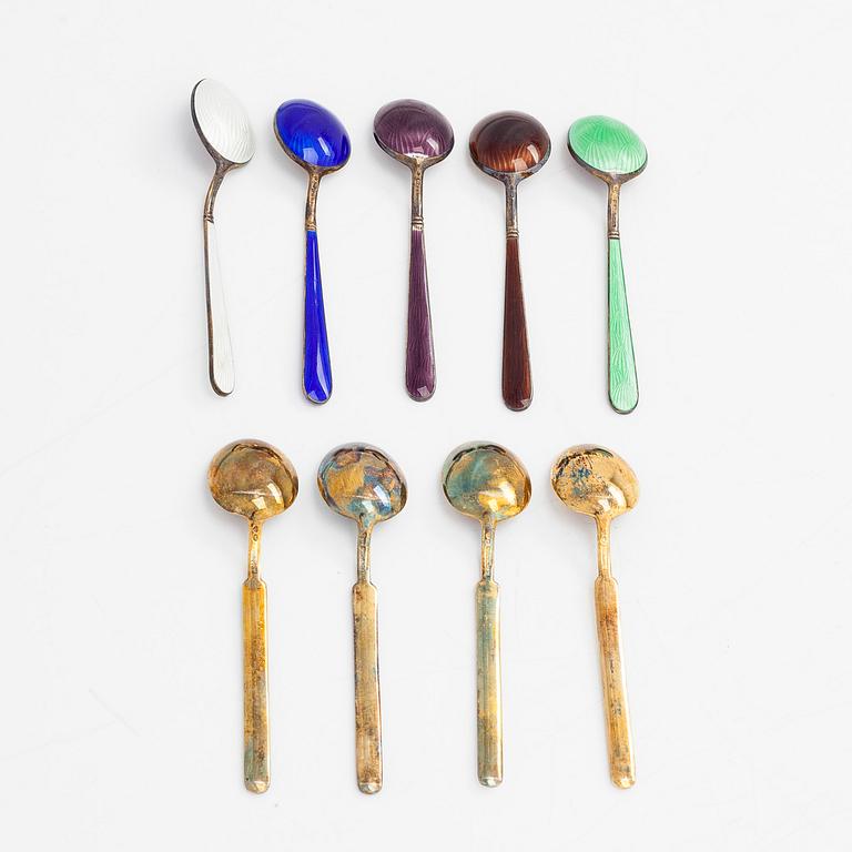 Tillander, mockaskedar, 16 st, emalj och förgyllt silver, Helsingfors 1952-65. Tolv i originaletui.