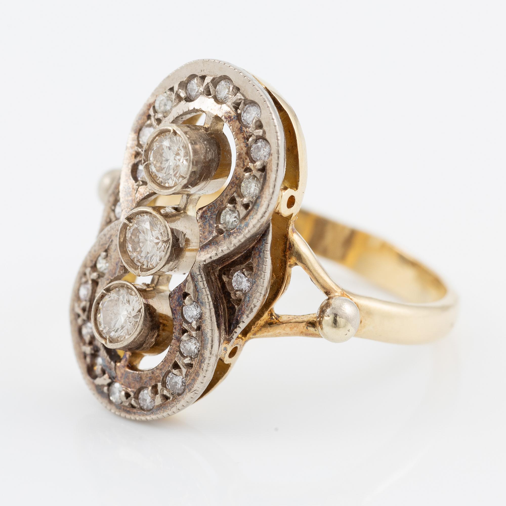 Ring, 18K gold with brilliant-cut diamonds.
