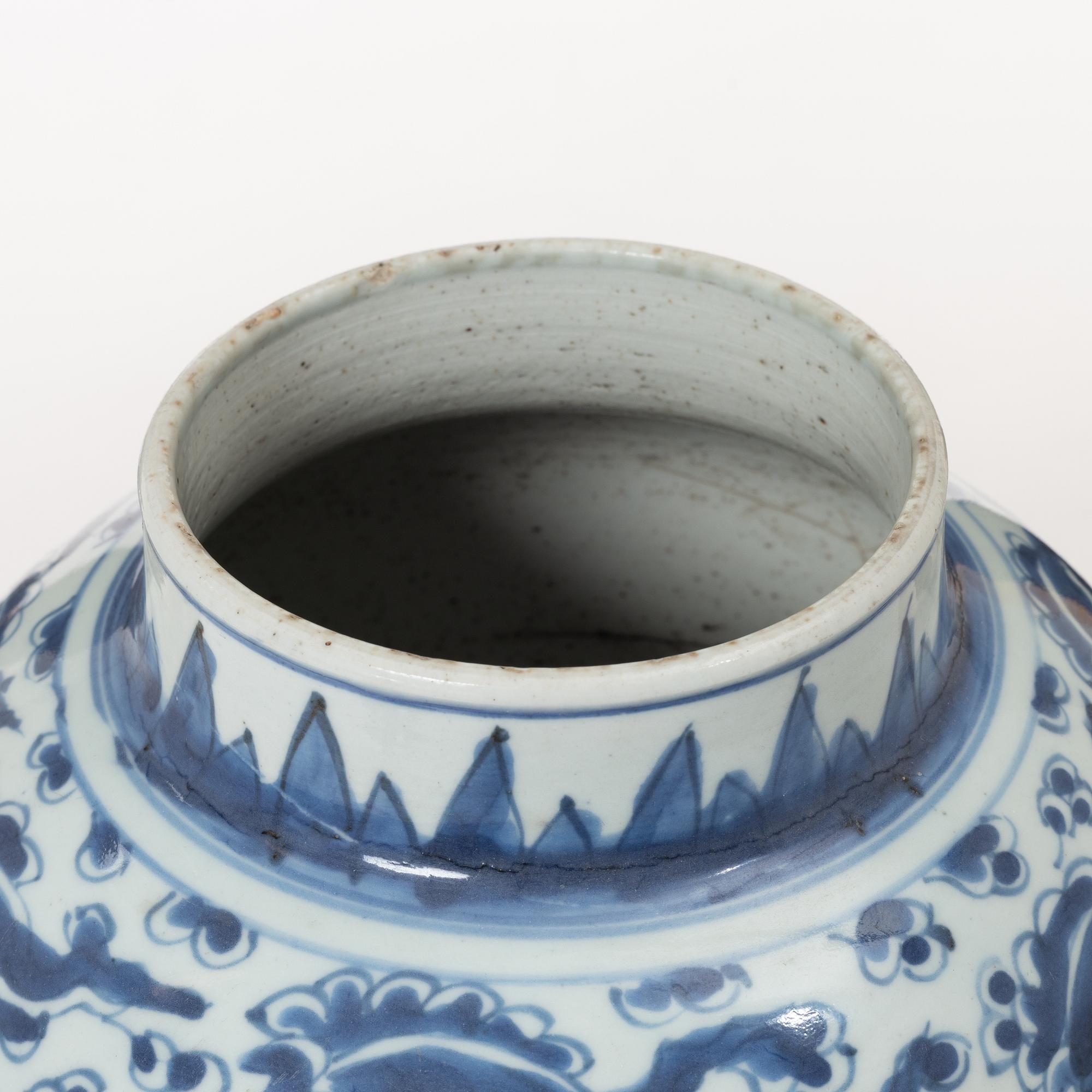 A Chinese blue and white porcelain jar with cover, Qing dynasty, Kangxi (1662-1722).