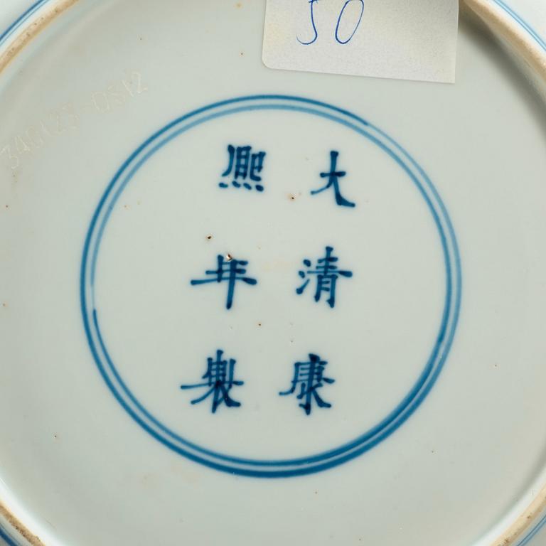 TALLRIKAR, fyra stycken, olika, porslin. Qing dynastin, Kangxi (1662-1722), med olika sex karaktärers märken.