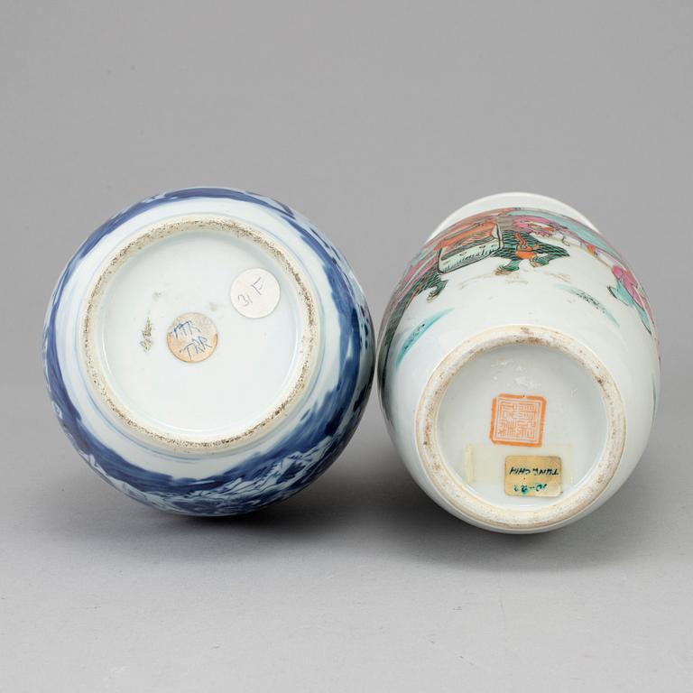 Two porcelain vases, Qing dynasty, 19th century.