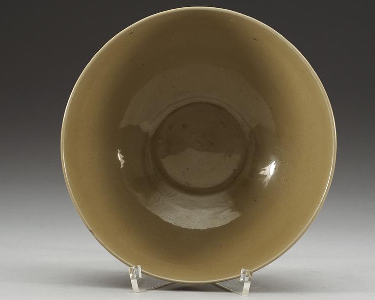 A green glazed bowl, Yuan dynasty (1271-1368).