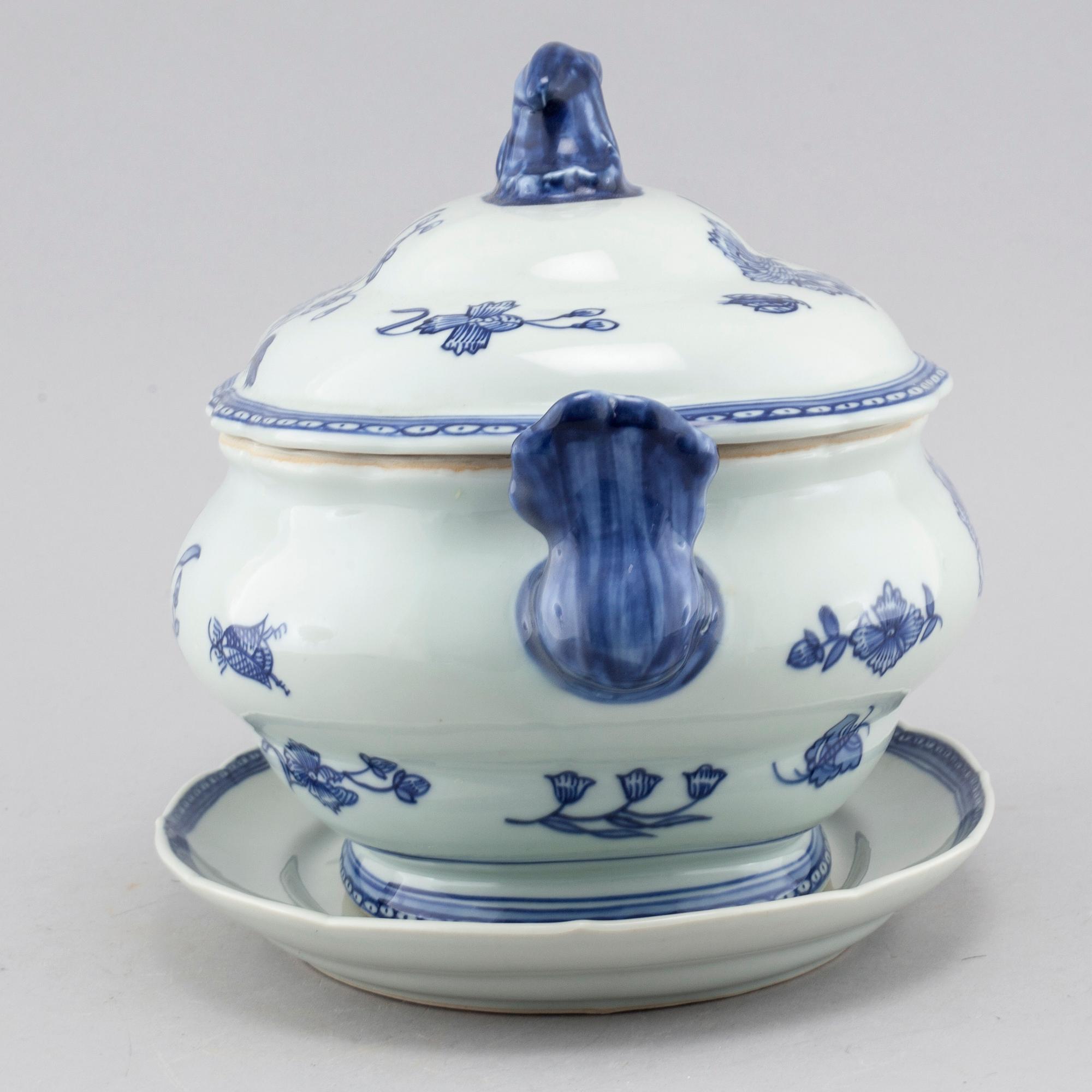 A porcelain terrine "Nejlika" from IKEAS 18th century series from the late 20th century.