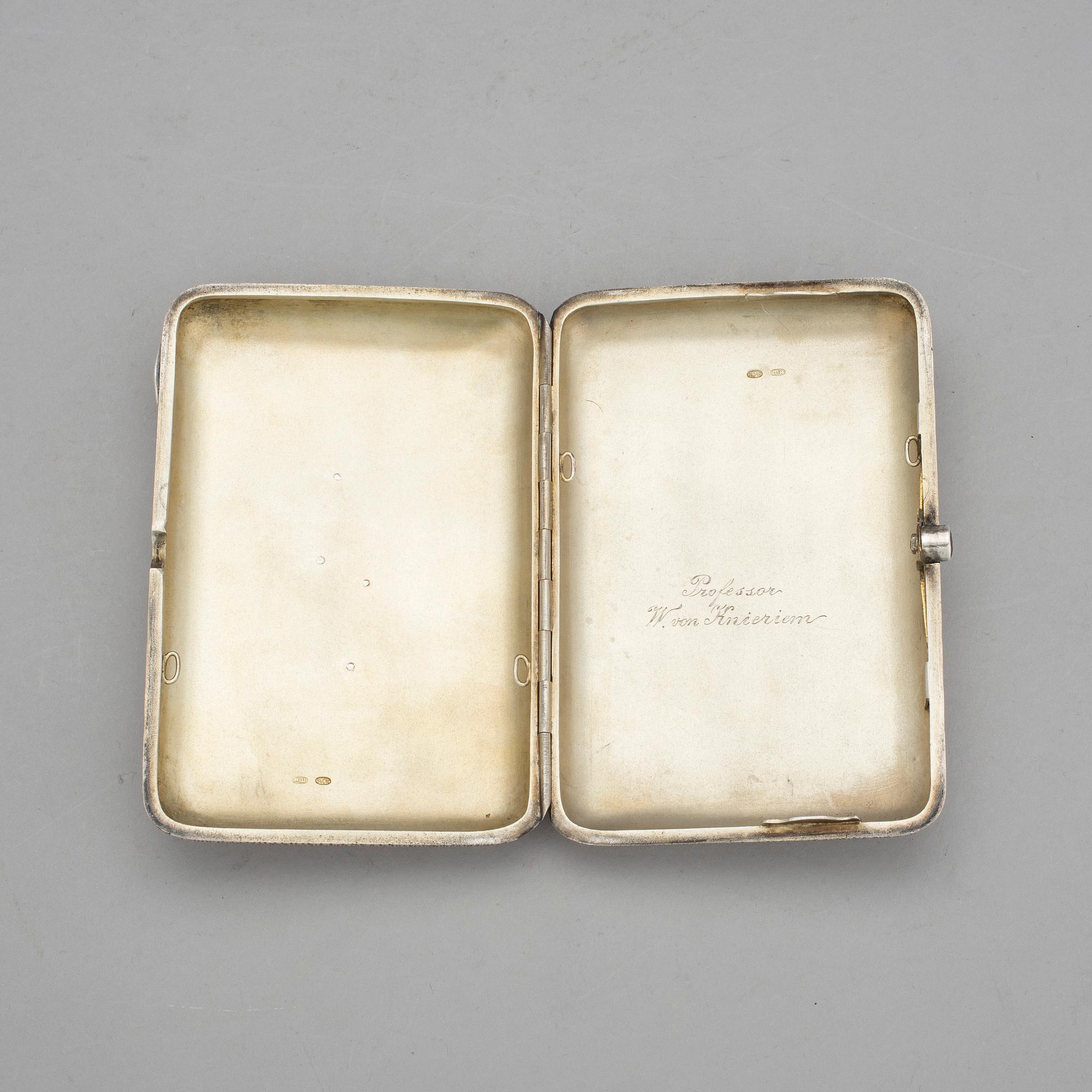 CIGARETTETUI, silver, Nikolay Shepelev, Riga, Lettland. 1902-1919. Vikt ca 325 gram.