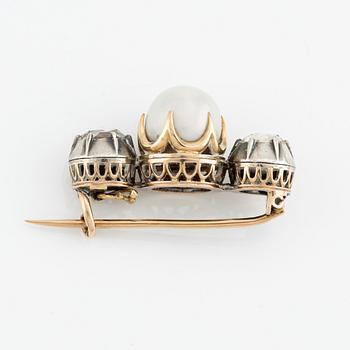 A brooch in silver and gold with a pearl and two rose-cut diamonds.