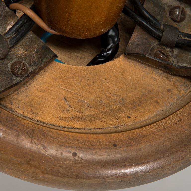 Paavo Tynell, kattovalaisin, malli 1255/3, Taito 1930-luku.