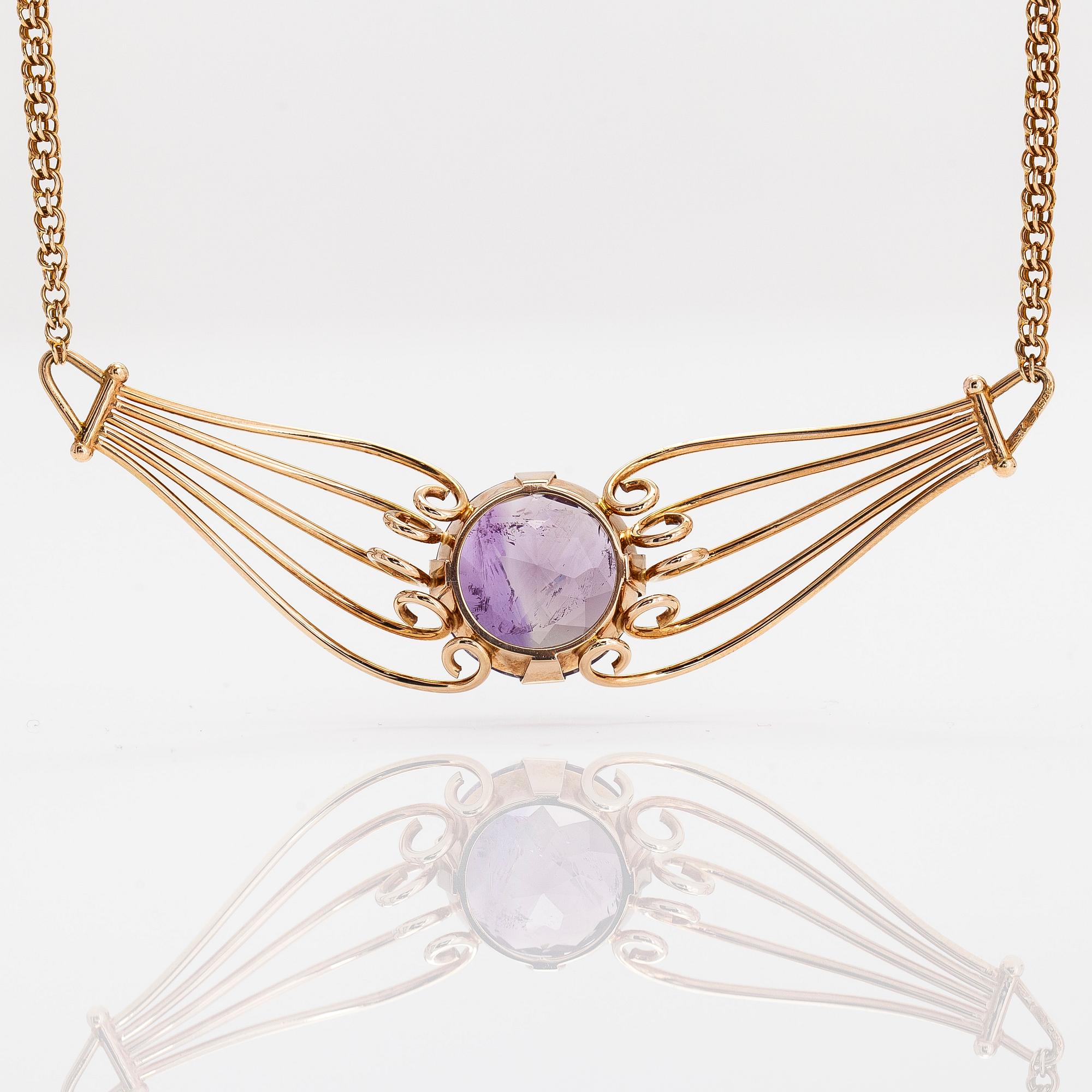 A 14K gold necklace, with an amethyst. Auran Kultaseppä, Turku.