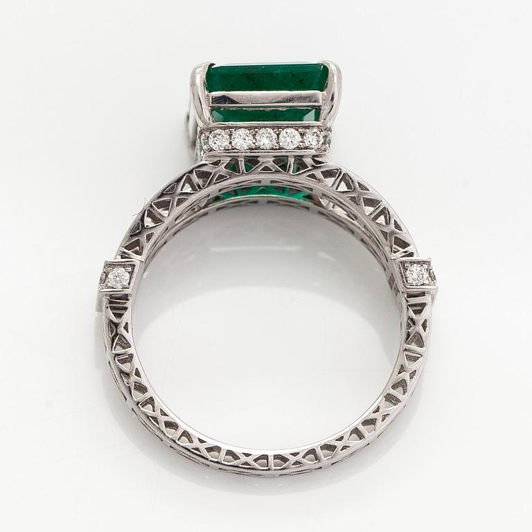 Ring, 14K vitguld, med smaragdslipad smaragd samt diamaner. IGI sertifikat medföljer.