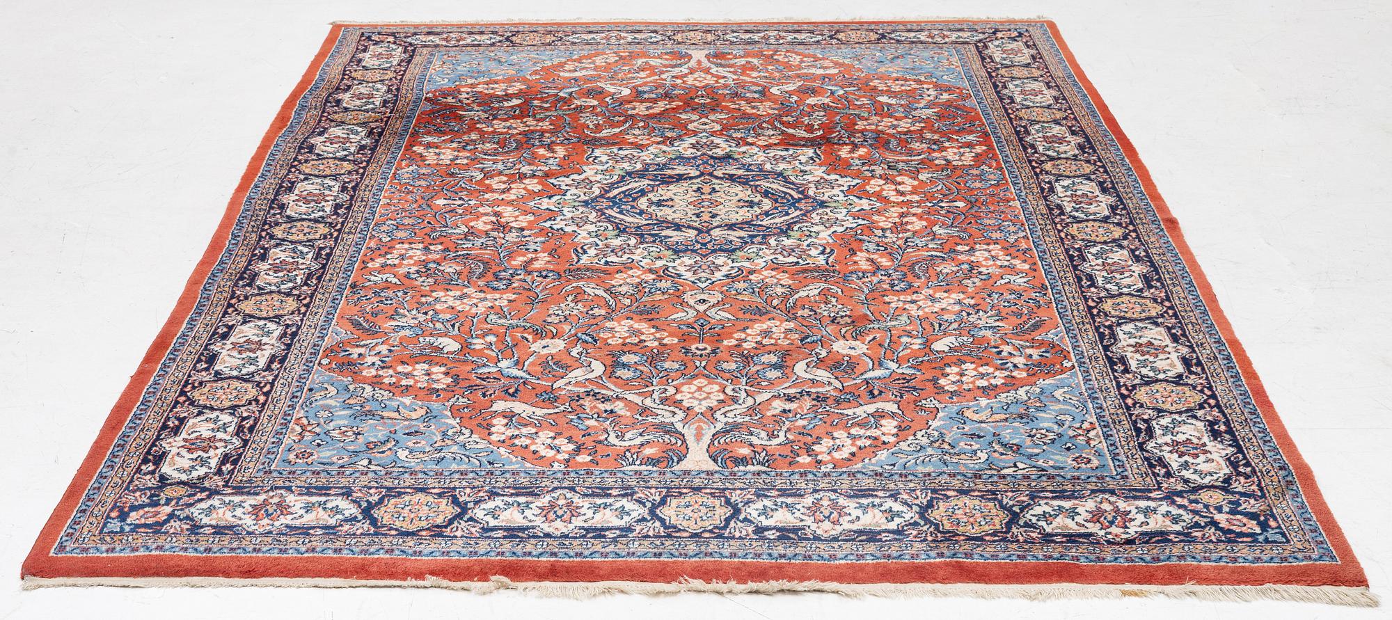 A Sarouk carpet, c. 330 x 215 cm.