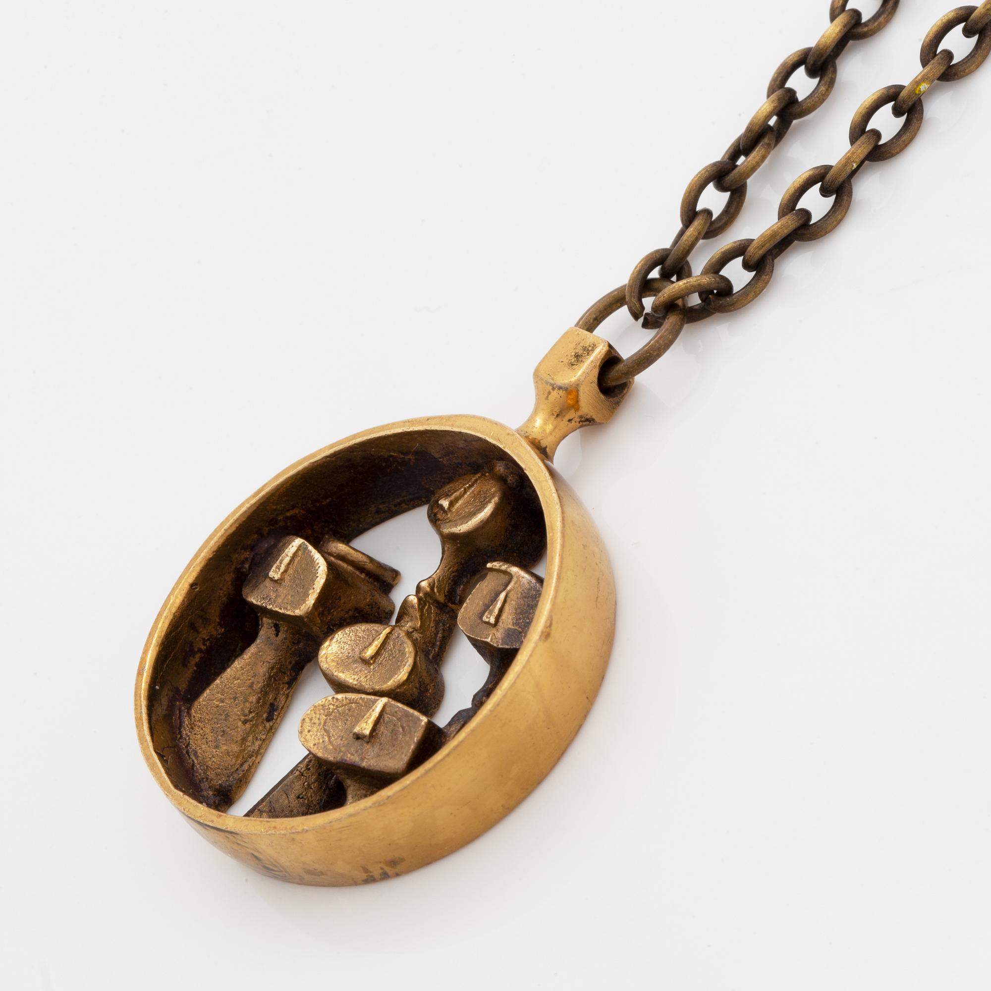 A Jorma Laine (likely) pendant with chain in bronze.