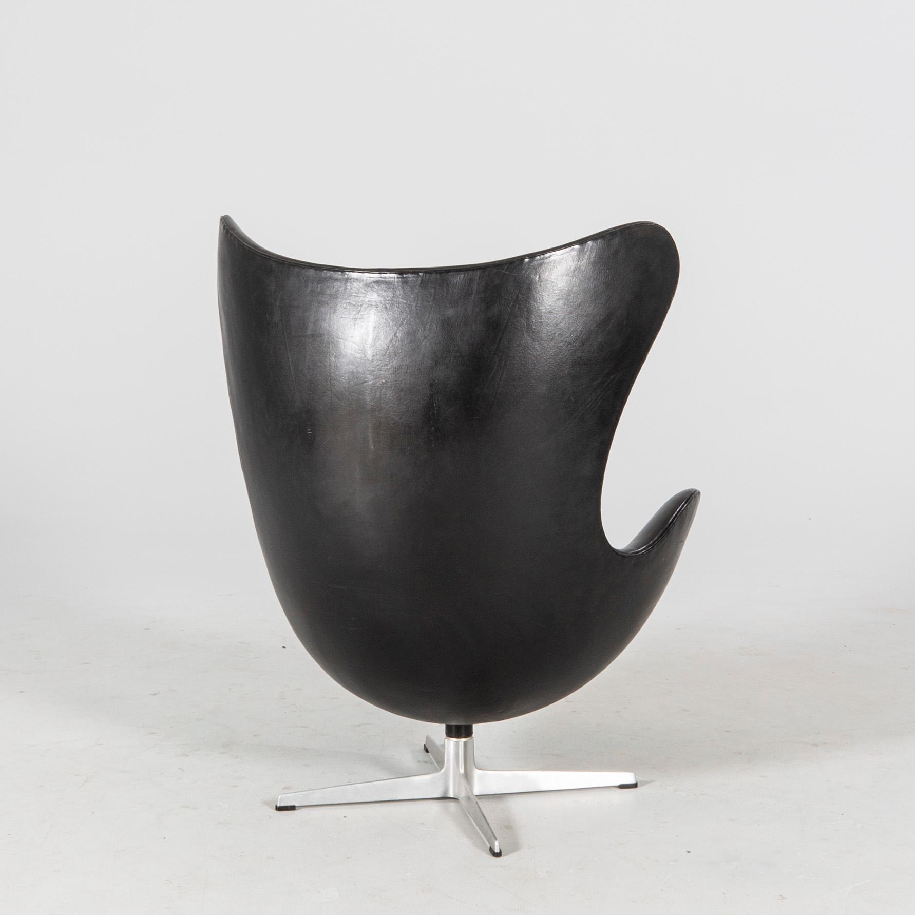 An Arne Jacobsen Ägget armchair for Fritz Hansen Denmark 1968.