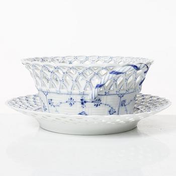 Royal Copenhagen, gallerskål med fat, "Musselmalet", Danmark, 1889-1922.