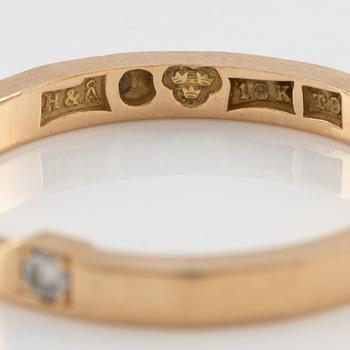 Två ringar 18K guld med runda briljantslipade diamanter.