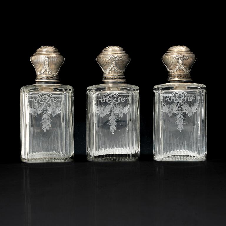 Flakonger, 3 st, silver och glas, Frankrike, sent 1800-tal.