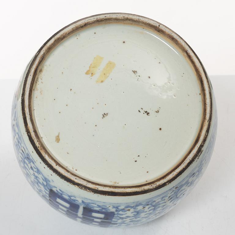 A Chinese blue and white porcelain jar with cover, Qing dynasty, 19th century.