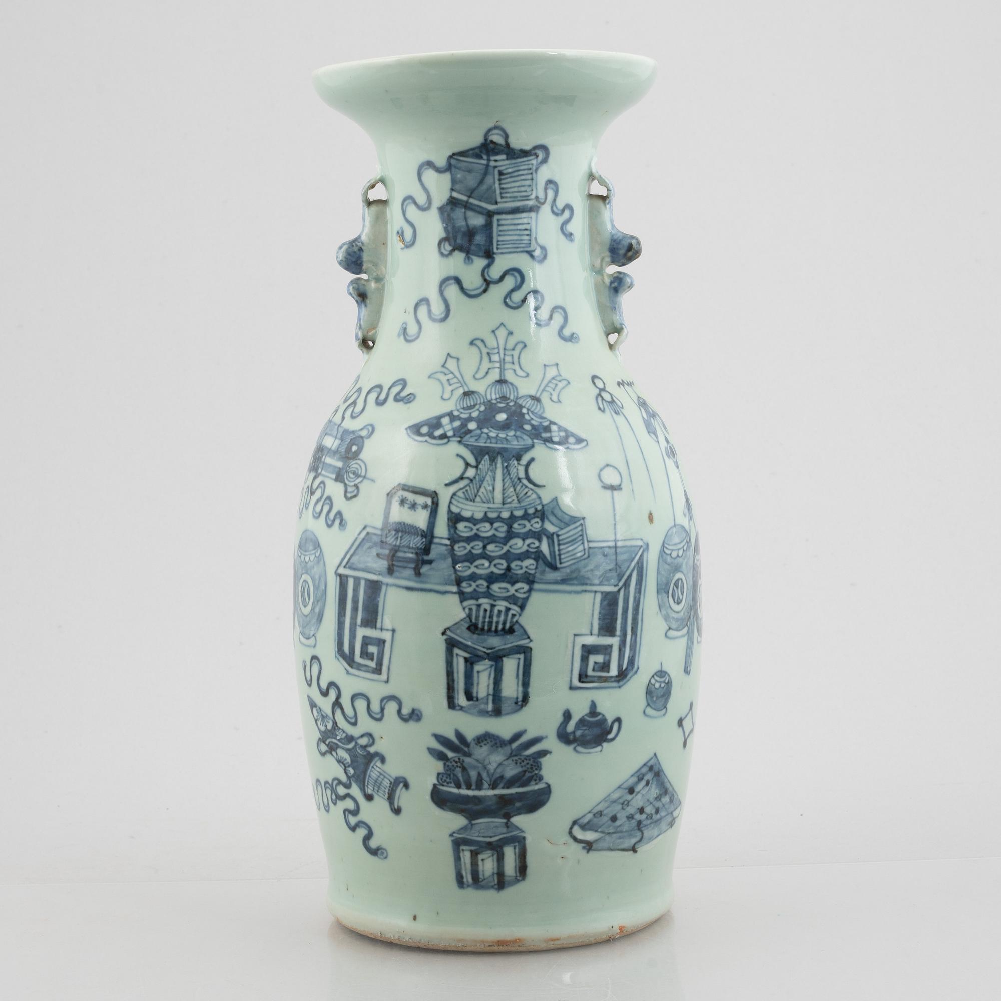 A porcelain vase, China, Qing dynasty, late 19th century.