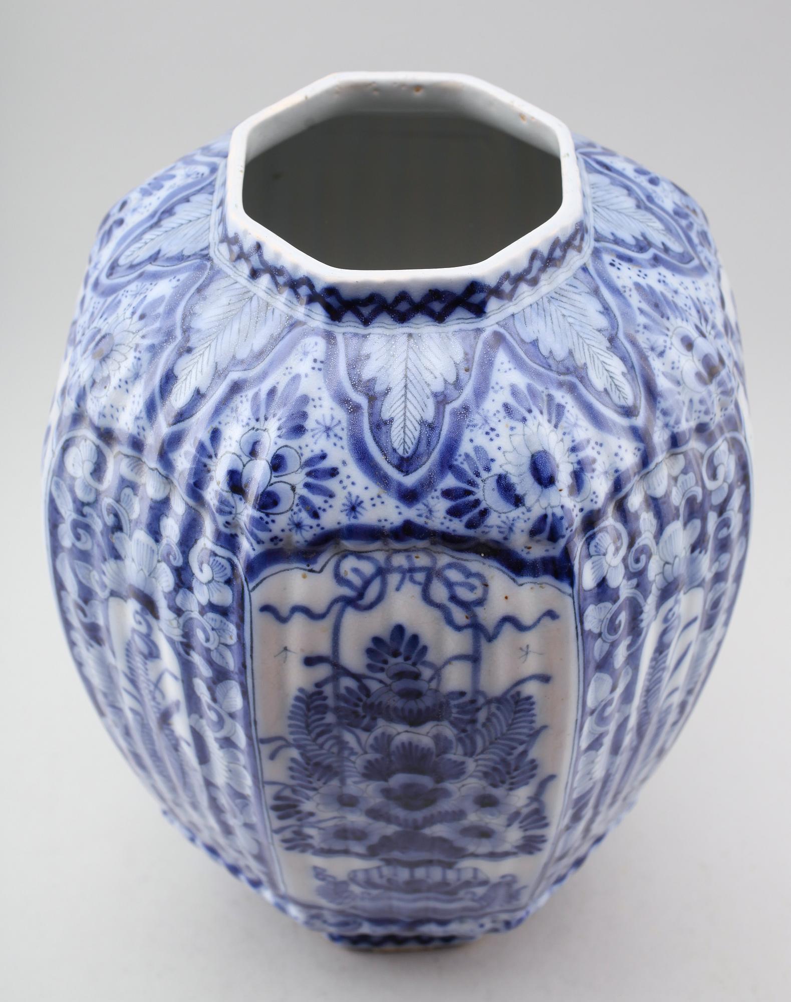 LOCKURNA, fajans, möjligen Delft, 1900-talets första hälft.