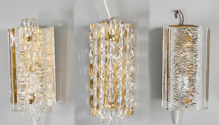 VÄGGLAMPOR, 3 st, mässing och glas, Orrefors, 1900-talets mitt.