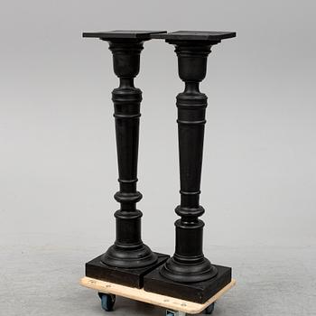 PIEDESTALER, ett par, sent 1800-tal.
