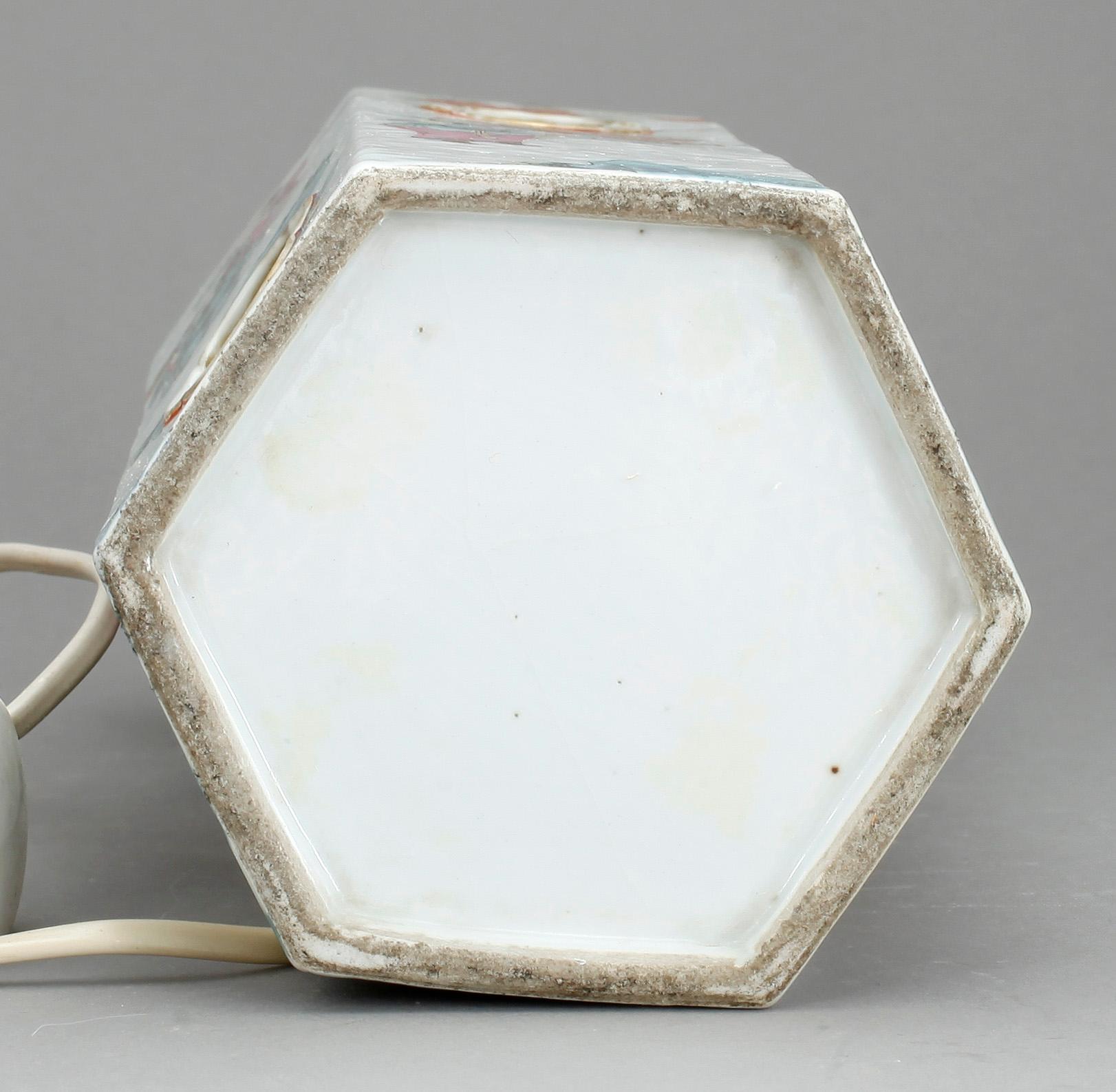 BORDSLAMPA, porslin, Kina, sent 1800-tal.